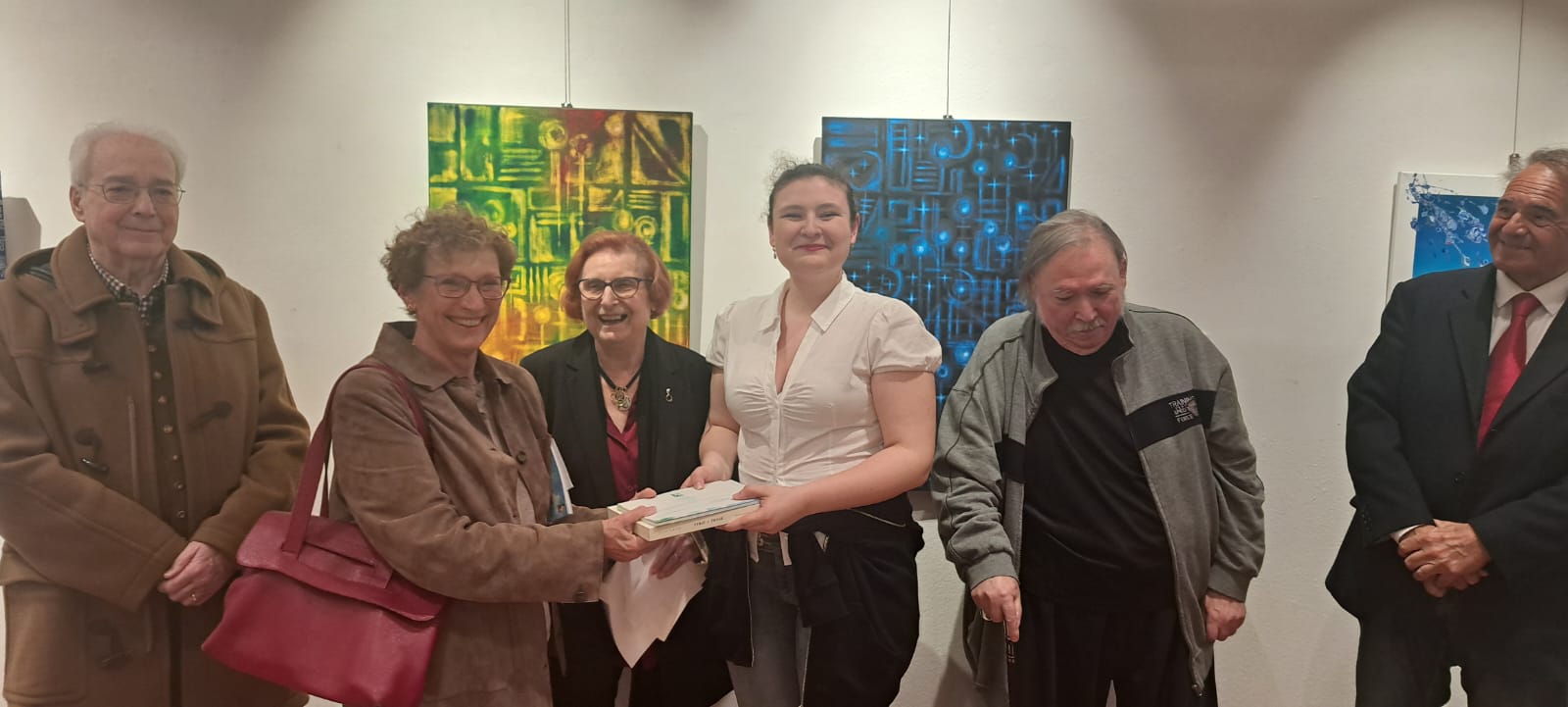 Premiazione_Marcucci Emilia Mezzetti presidente del Soroptimist consegna il 2° premio a Aisha Marcucci