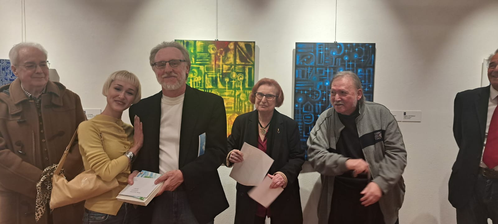 Premiazione_Putignano Paolo Pascutto consegna il primo premio a marina Putignano