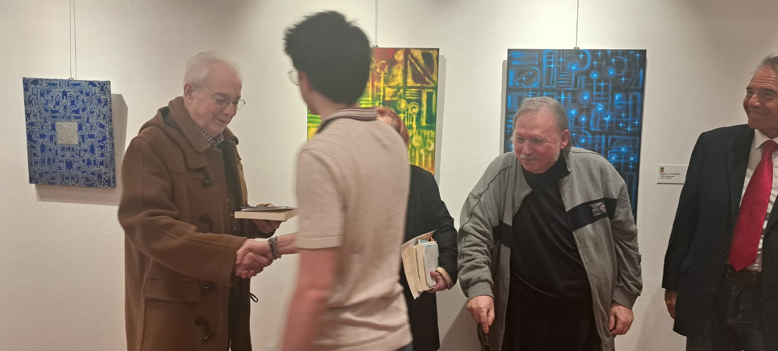 Premiazione_de-Lorenzi Claudio Sivini consegna il 3° Premio a Valentino De Lorenzi